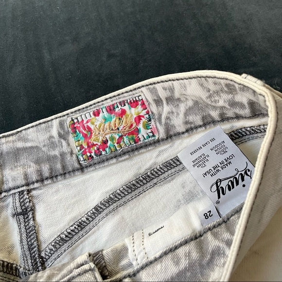 White denim shorts fringe - Picture 2 of 3